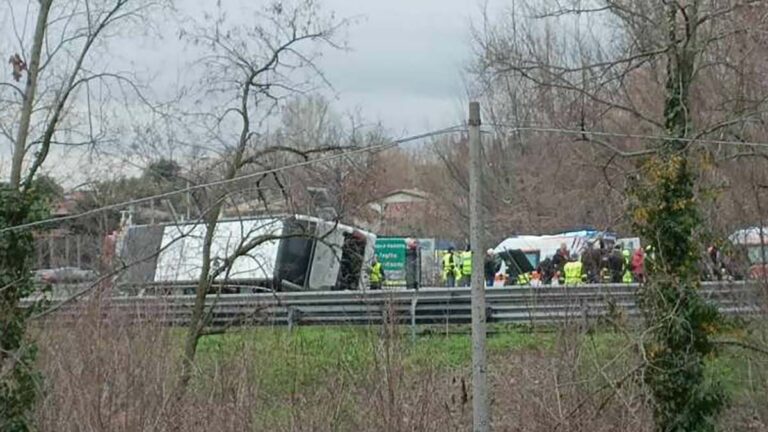 autocar cu romani rasturnat Italia