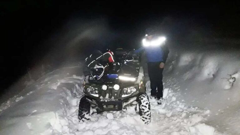 persoane blocate cu atvurile in parang