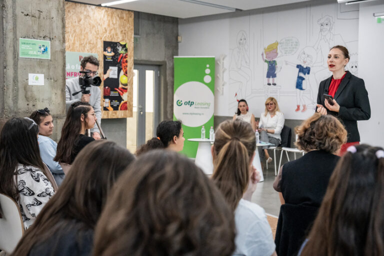 oie_27172912xXDrF85B